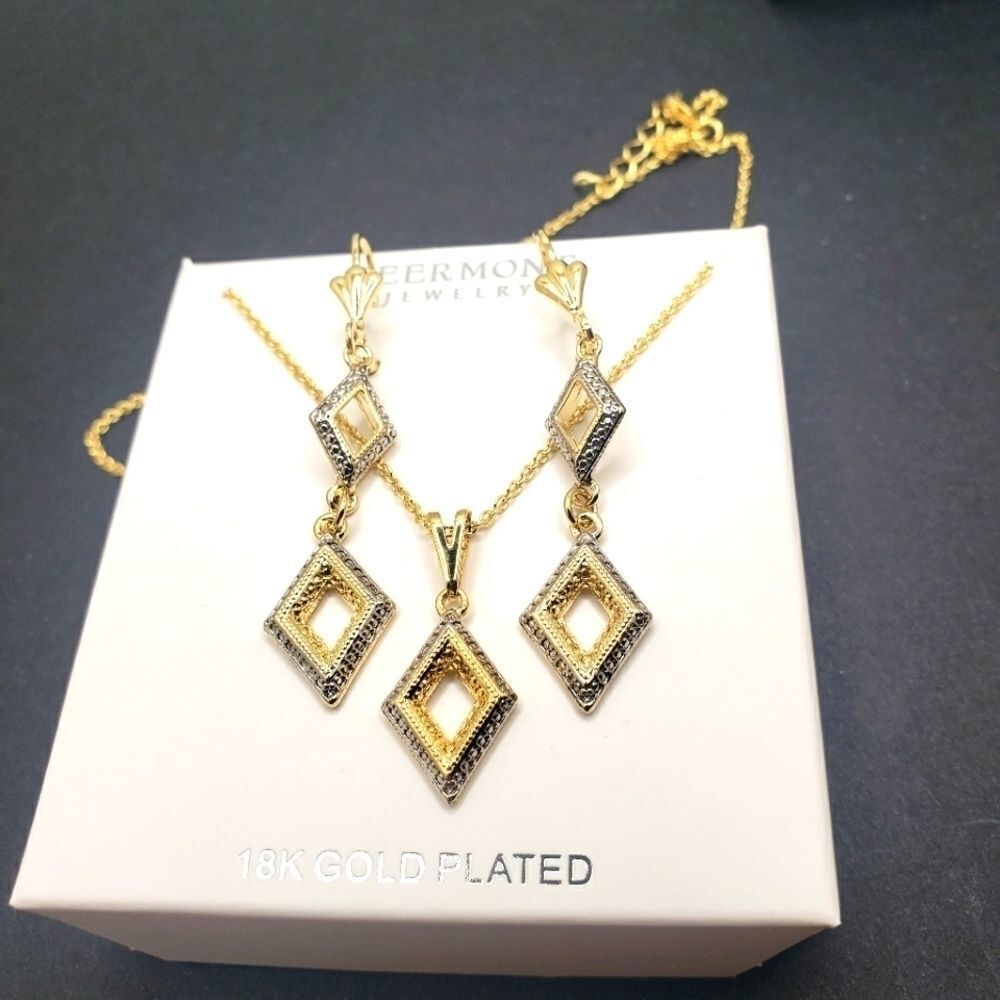 𝅺18k gold necklace bundle in box Diamond shape earrings necklace set